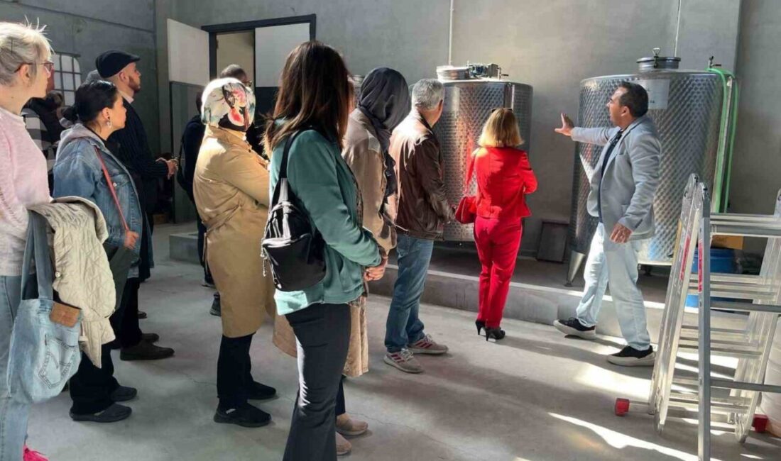 Balıkesir Atatepe Sanayi Bölgesi’nde bulunan kolonya fabrikasında gerçekleştirilen faaliyette öğretmenlere