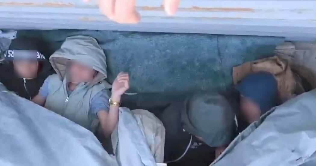 Amasya’nın Merzifon ilçesinde polisin durdurduğu tırın dorsesinde 10 kaçak göçmen