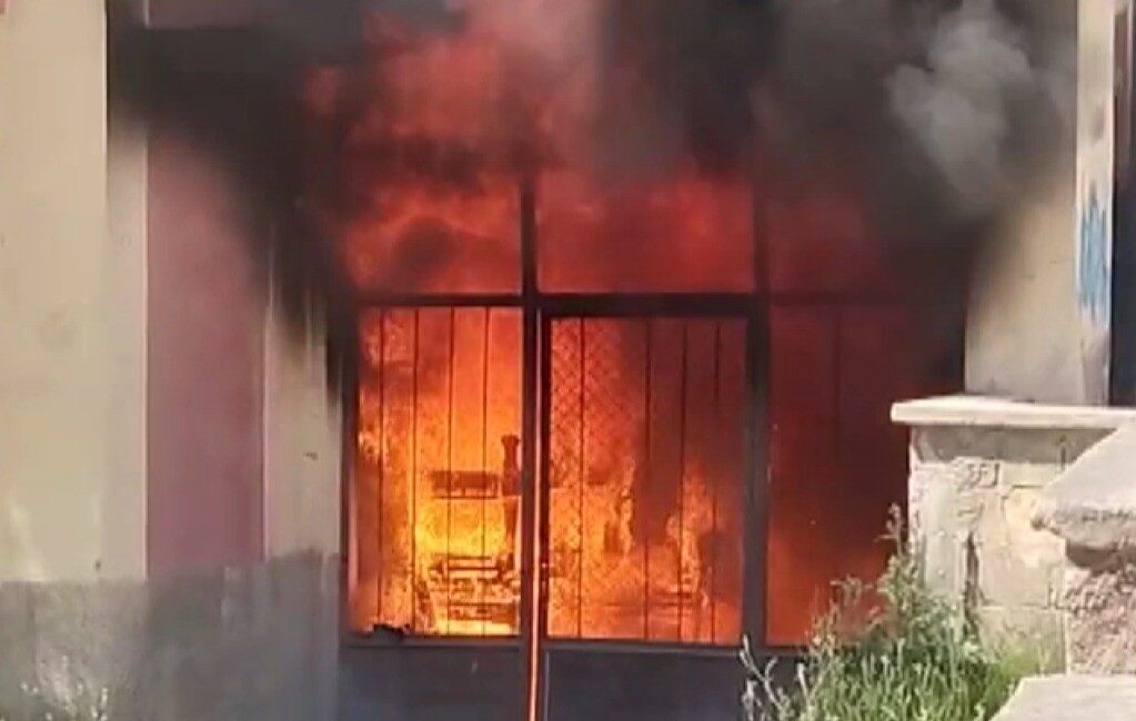 Kahramanmaraş’ta bir apartmanın depo kısmından yükselen alevler itfaiye ekiplerinin müdahalesiyle