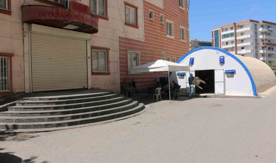 Diyarbakır’da, 2019’dan beri eski HDP İl Başkanlığı binası önünde oturma