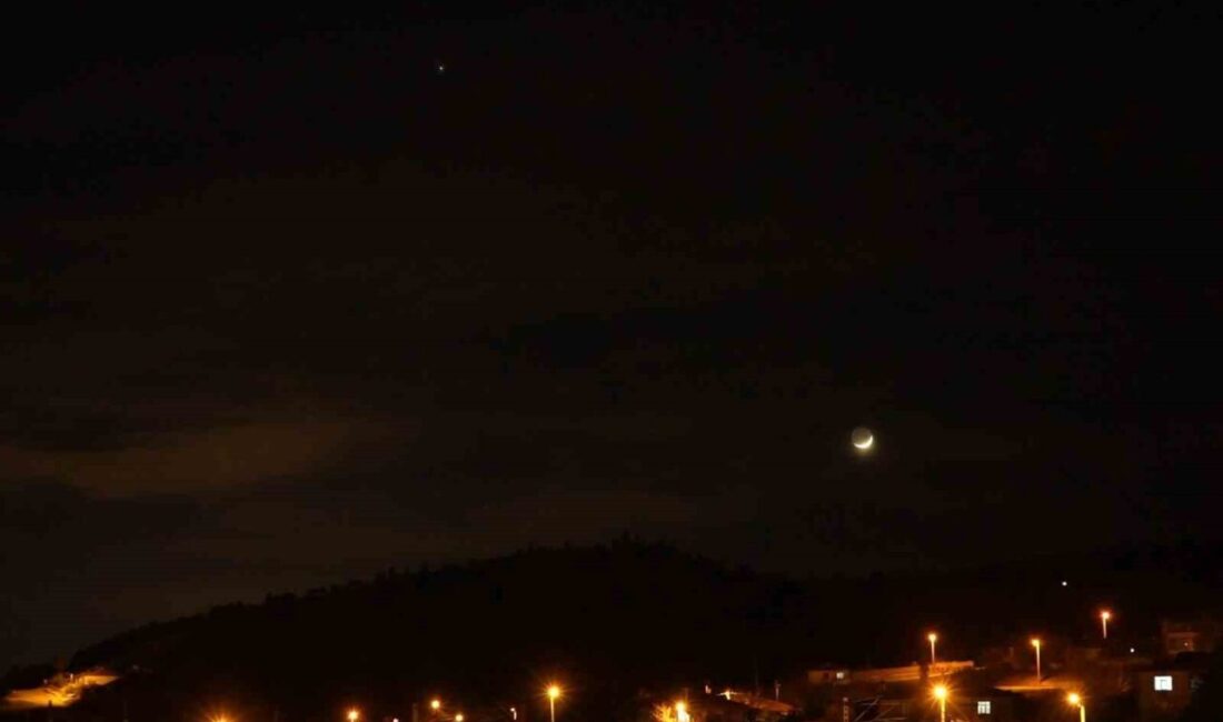 Kırıkkale semalarında hilal şeklindeki Ay ile Venüs birlikte görüntülendi Kırıkkale semalarında akşam saatlerinde hilal şeklindeki Ay ile Venüs gezegeni