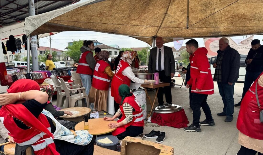 DÜZCE(İHA) –Çilimli ilçesinde kurulan pazar yerinde Kızılay Şube Başkanlığı tarafından