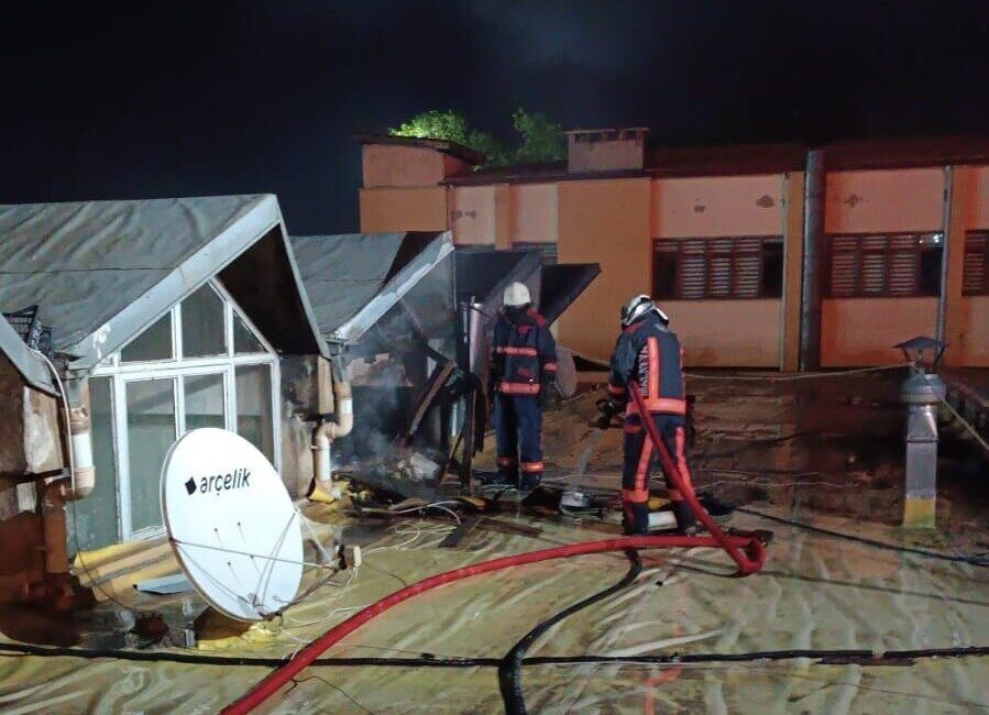 Malatya’da bir işyerinin çatısında çıkan yangın itfaiye tarafından söndürüldü. Olay,