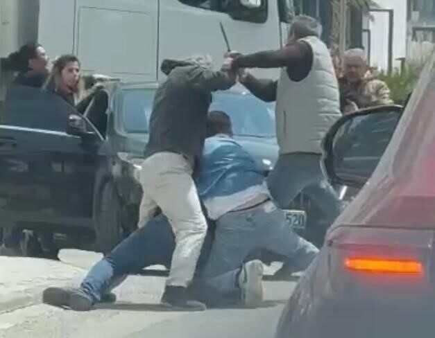 Satırlı maganda yakalandı İzmir’in Bayraklı ilçesinde trafikte tartıştığı kişiye satırla saldıran maganda, polis