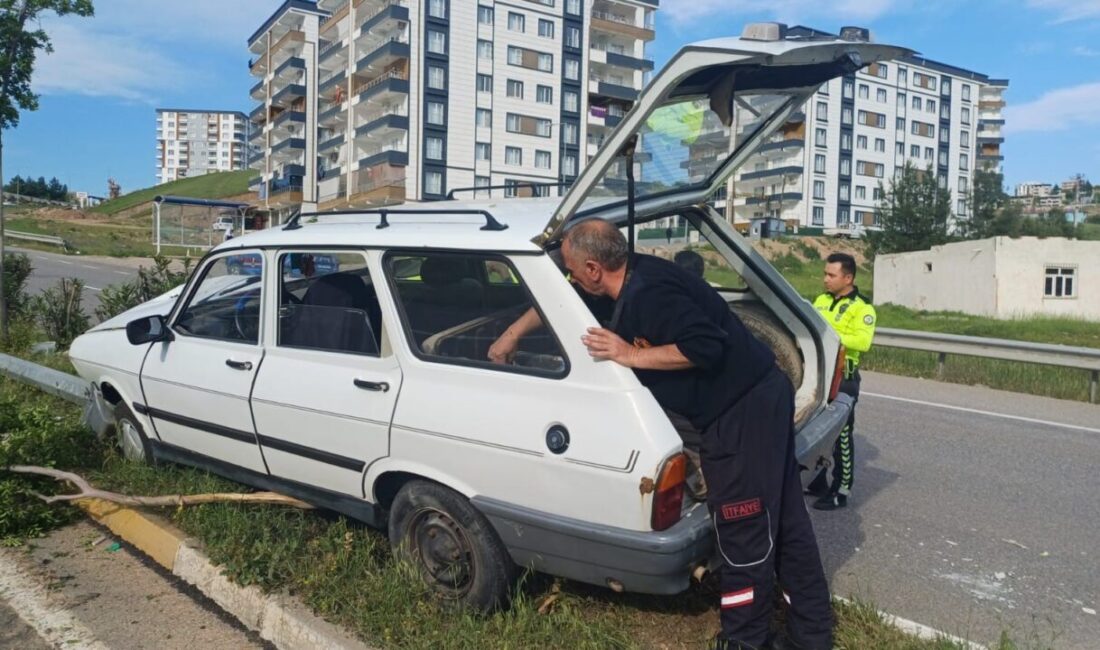 Siirt’te otomobilin refüje çarptığı kazada 1 kişi yaralandı. Edinilen bilgilere