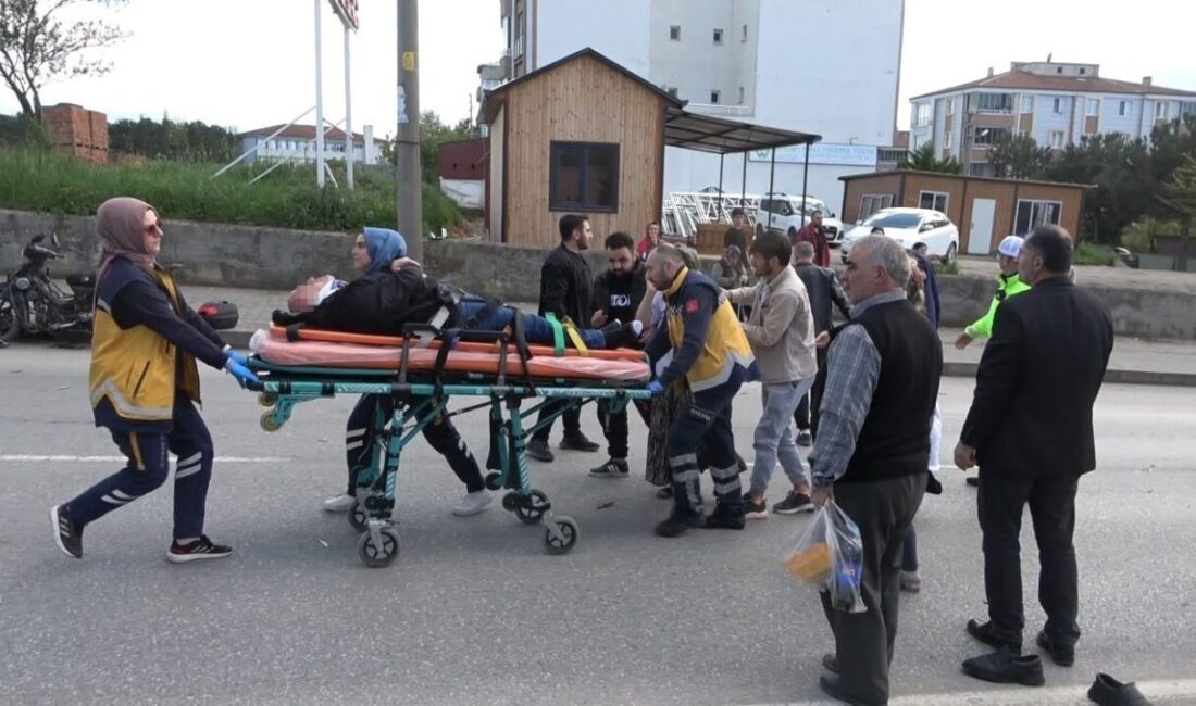 Samsun’un Bafra ilçesinde yaya geçidinden geçmeye çalışan motosiklete otomobil çarptı.