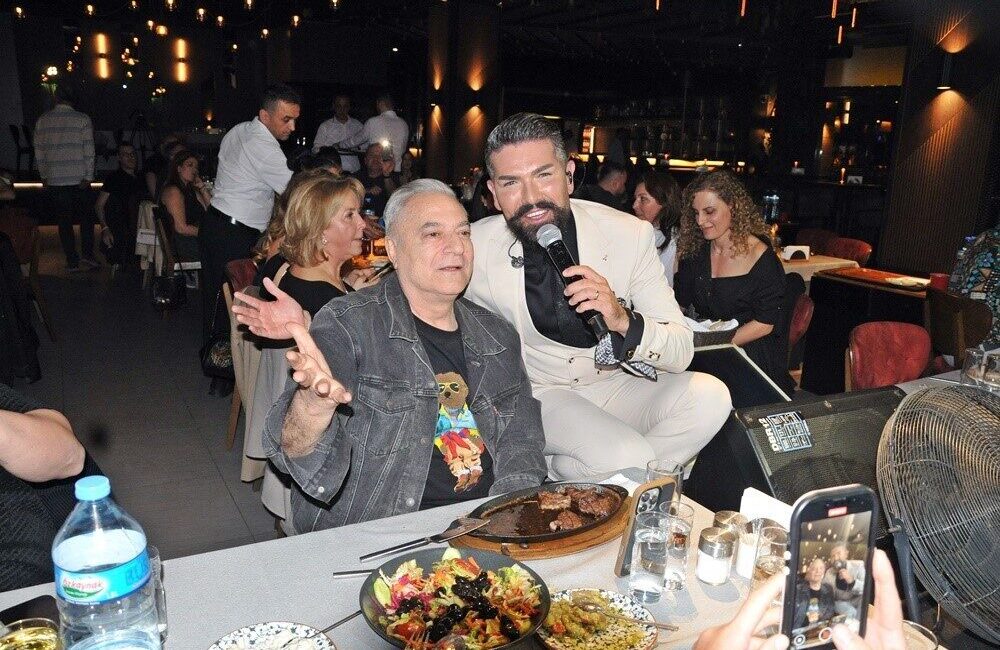 Bursa’da Mehmet Ali Erbil rüzgarı esti. Ünlü şarkıcı Mehmet Çevik’in