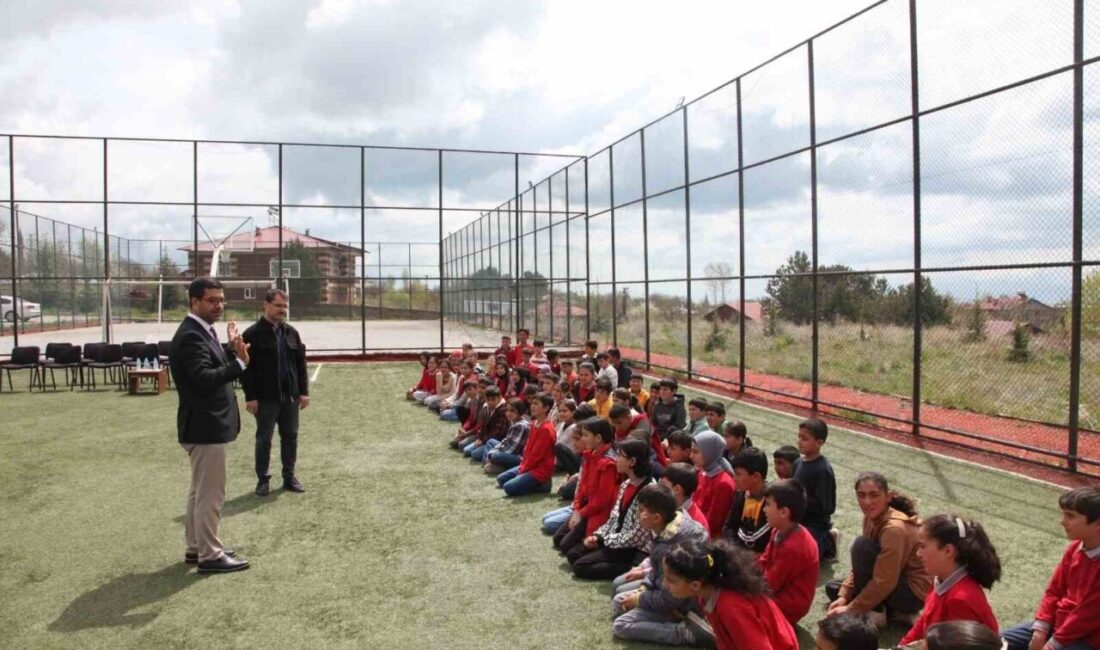 Bitlis’in Ahlat ilçesinde “Her Çocuk Bir Fidandır” projesi kapsamında öğrencilere