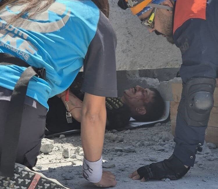 Aydın’da afetlere hazırlık tatbikatı başarıyla tamamlandı AFAD Aydın yerleşkesinde, Ulusal Medikal Kurtarma Ekibi (UMKE) iş birliğiyle