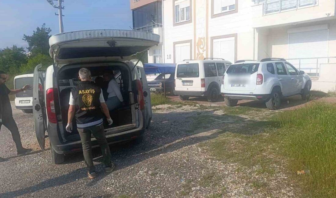 Manavgat’ta eski belediye başkanlarından Tevfik Güven’in caminin önüne park ettiği