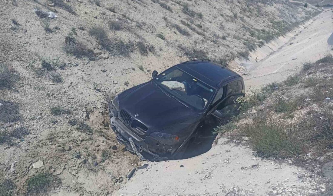Malatya’nın Darende ilçesinde sürücünün kontrolünden çıkan otomobil yol kenarına devrildi.