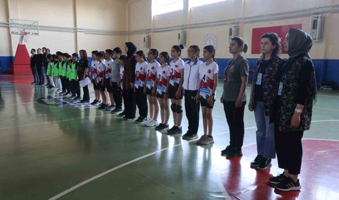 Elazığ’da ‘Geleneksel Çocuk Şenliği’ etkinliğinde çocuklar unutulmaya yüz tutmuş oyunlar