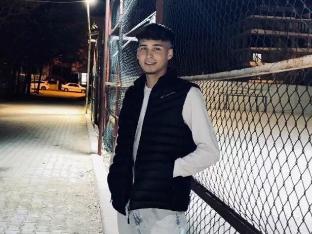 Denizli’de sürücüsünün direksiyon hakimiyetini kaybetmesi sonucu yol kenarında bulunan elektrik