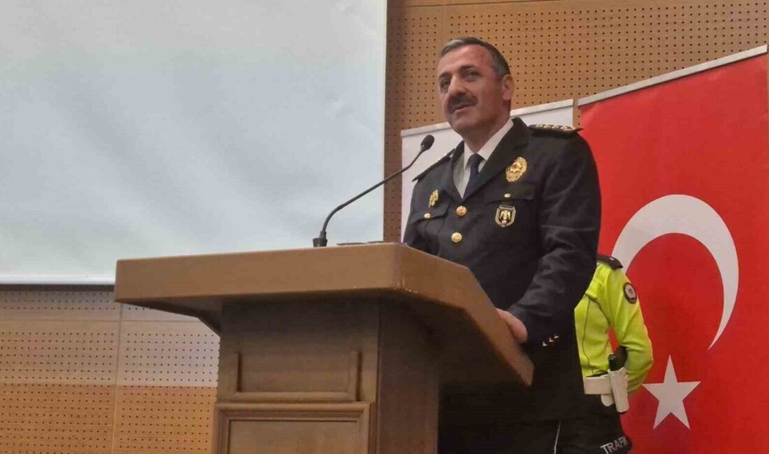 Karayolu Trafik Güvenliği Haftası etkinliğinde konuşan Tekirdağ İl Emniyet Müdürü