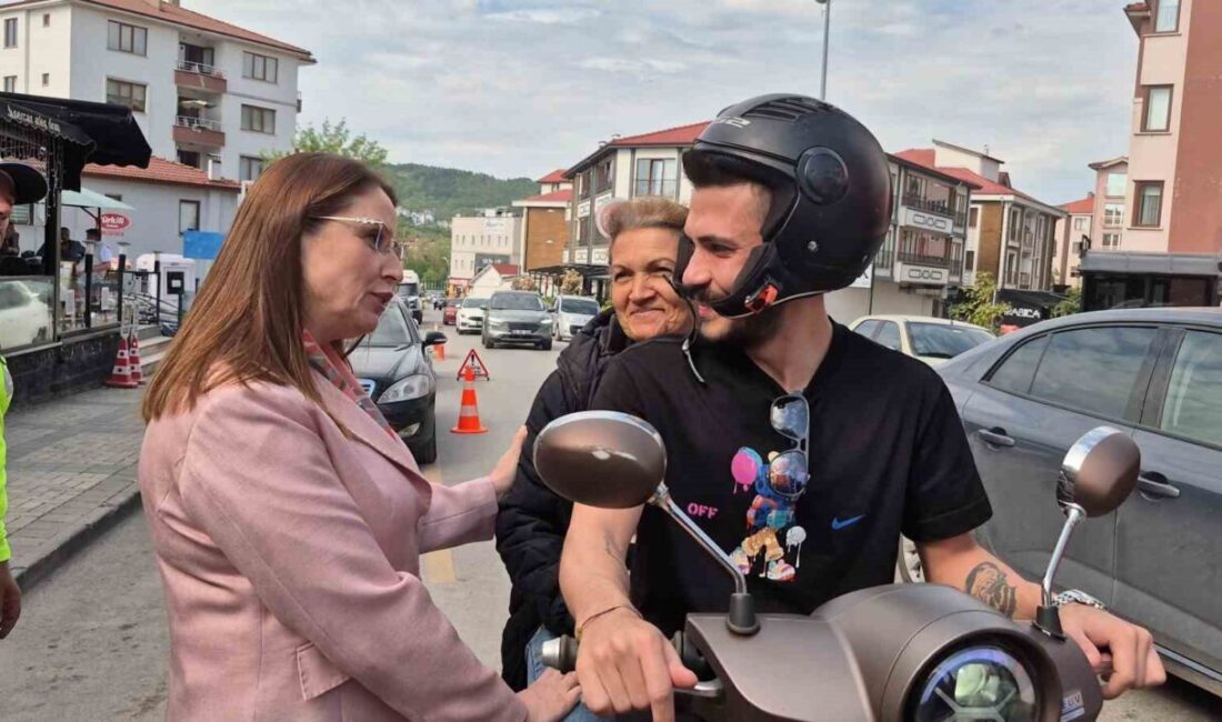 Bartın’da motosikletle kasksız halde seyreden bir kadın yolcu, Trafik Haftası