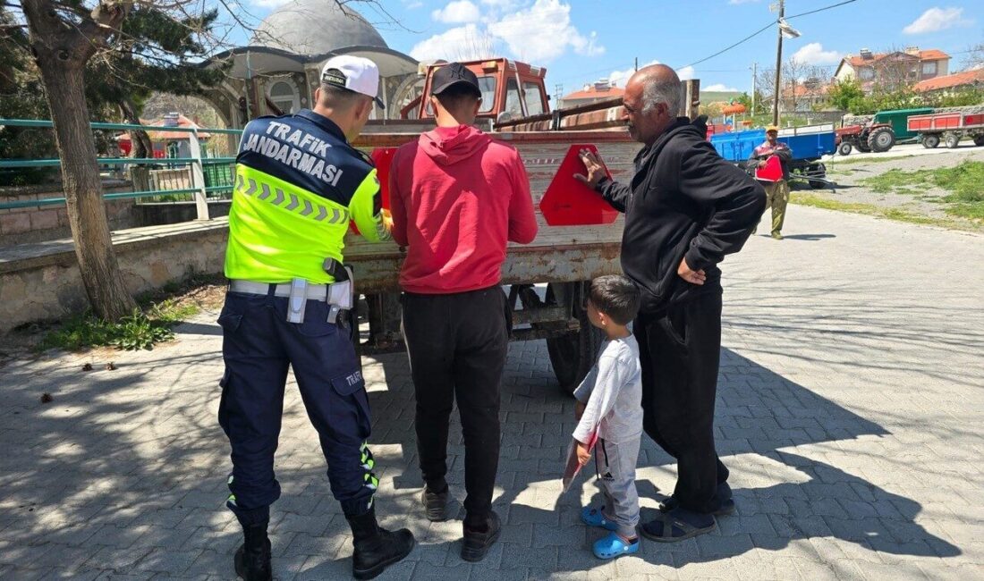 Kulu’da çiftçilere reflektör dağıtıldı Konya’nın Kulu ilçesinde jandarma ekipleri tarafından çiftçilere reflektör dağıtılarak römorklara