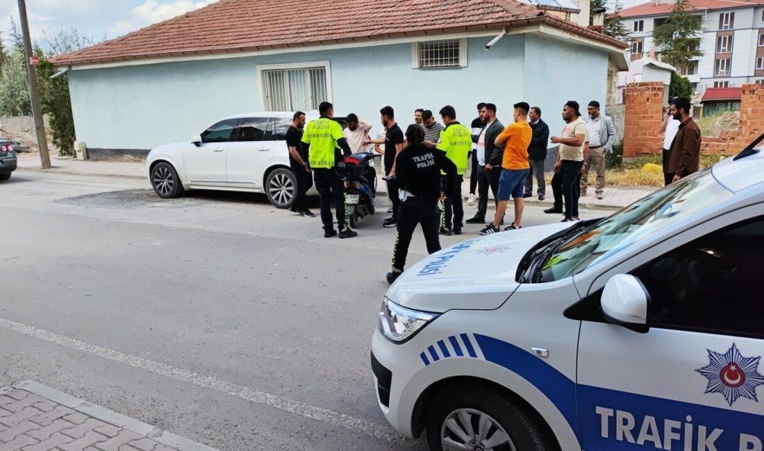 Konya’nın Kulu ilçesinde park halindeki cipe çarpan motosiklet sürücüsü yaralandı.