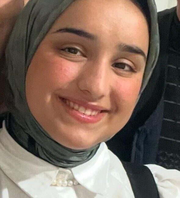 Mersin’in Tarsus ilçesinde henüz bilinmeyen bir sebeple kamyonetten atlayan 16