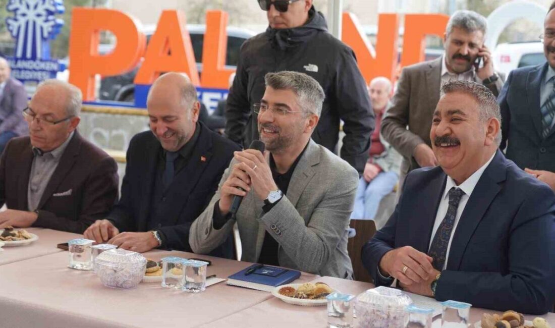 Erzurum’un Palandöken ilçesinde “Vatandaş Soruyor, Başkan Cevaplıyor” programı çerçevesinde AK