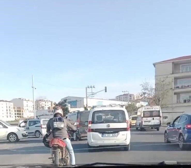 Tekirdağ Çorlu’da bir motosikletlinin, yerinden çıkan plakayı sırtına takarak ilerlemesi