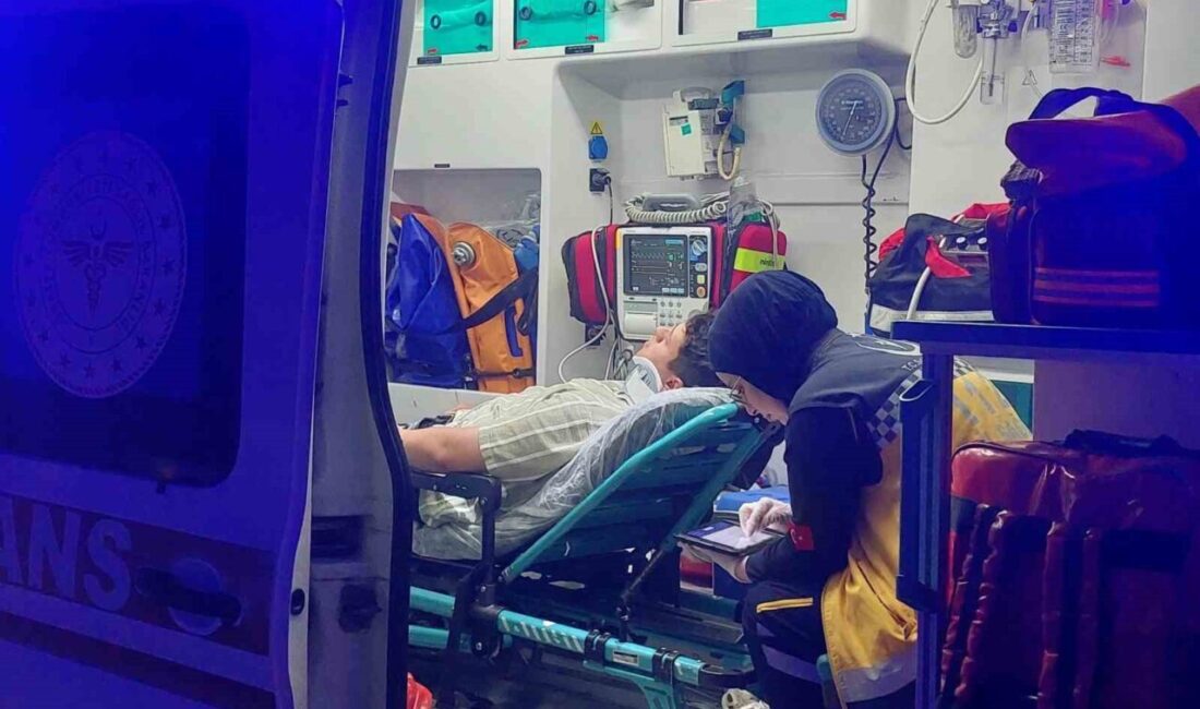 Sakarya’nın Akyazı ilçesinde gece saatlerinde otomobil ile motosikletin çarpışması neticesinde