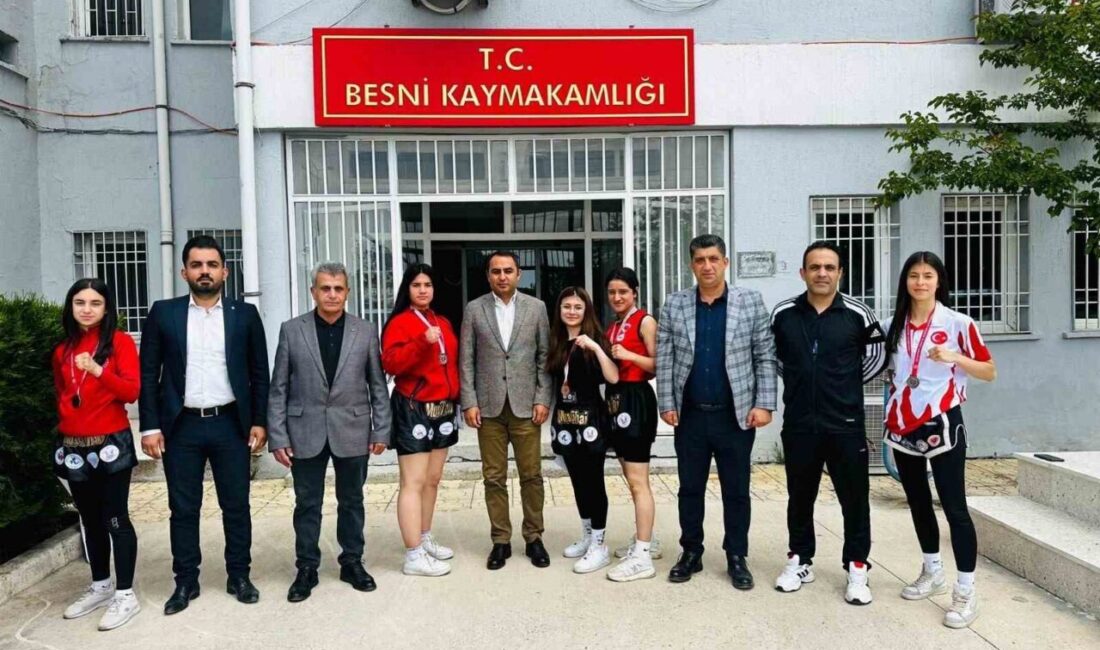Şampiyon sporculardan Kaymakam Partal’a ziyaret Okullar Arası Gençler A-B Muay Thai Türkiye Finalleri’nde Adıyaman’ı ve