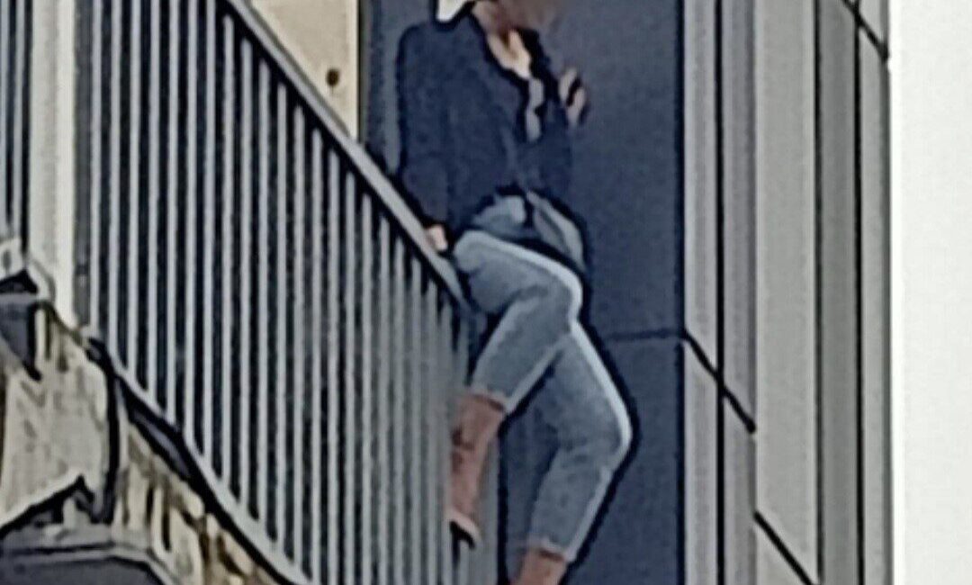 Samsun’da üst geçidin korkuluklarına çıkarak intihara kalkışan kadını, polis ekipleri