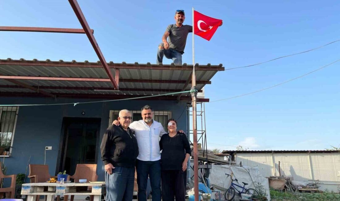 Hatay’da yaşayan şehit ailesinin evlerinde asılı olan ve yıpranan Türk