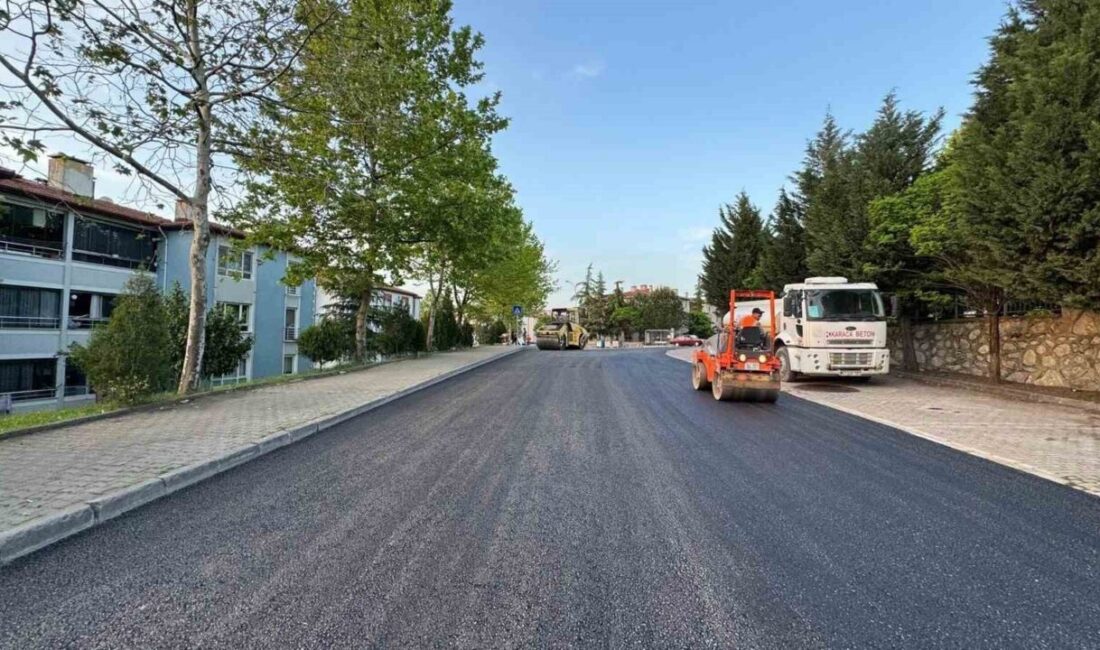 Başiskele Serdar Mahallesi’ndeki Uluğbey Caddesi’nin 327 metrelik bölümünde sıcak asfalt