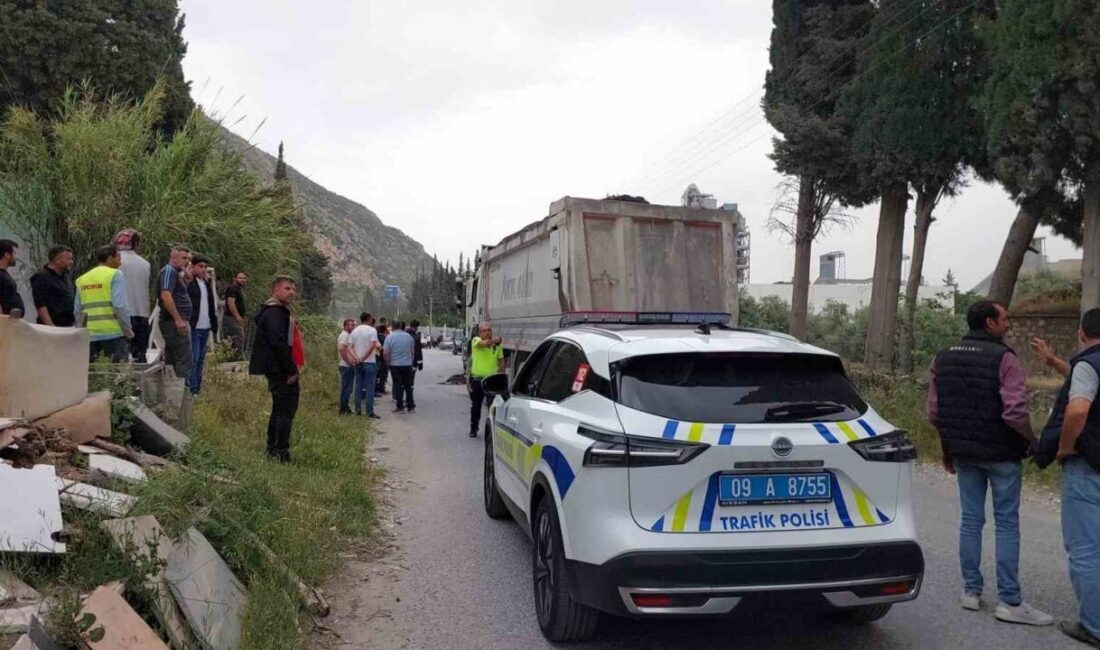 Aydın’ın Söke ilçesinde çöp toplama aracından indiği sırada bir kamyonun