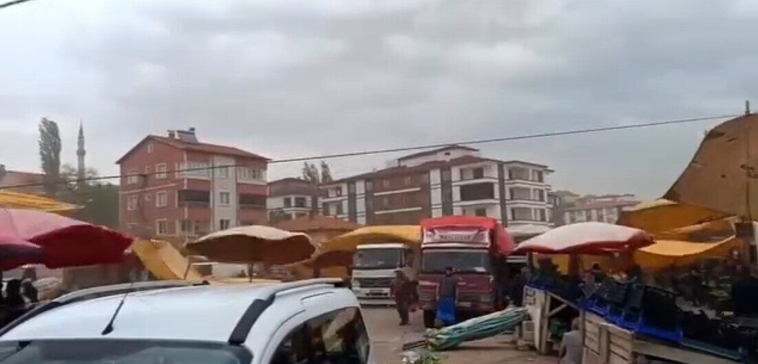 Yozgat’ta akşam saatlerinde etkili olan fırtına vatandaşlara zor anlar yaşattı.