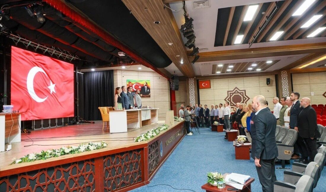 Yunusemre Belediye Meclisi’nde CHP Genel Başkanı Özgür Özel’e yapılan saldırıyı