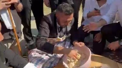 Bolu’da düğün konvoyunda damadın arkadaşları, yolu yer sofrasıyla kesip damada