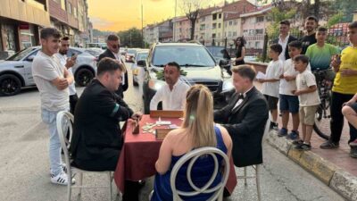 Karabük’ün Yenice ilçesinde gelin alma merasimindeki konvoy, çok ilginç yöntemlerle